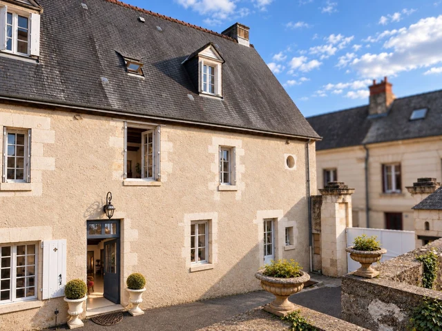 La façade arrière et le jardin clos.