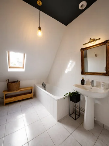 Salle de bain sous les combles — Gîte 4 personnes