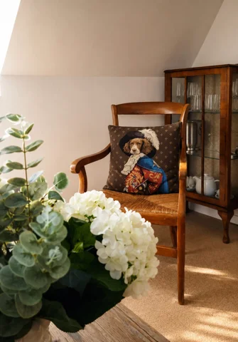 Fauteuil et fleurs — Gîte 4 personnes