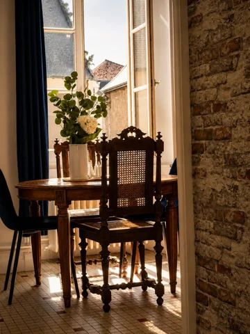 Table à la fenêtre — Gîte 2 personnes