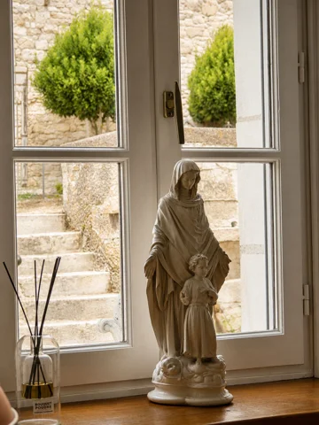 Statuette à la fenêtre — Gîte 2 personnes