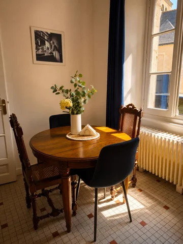Table près de la fenêtre — Gîte 2 personnes
