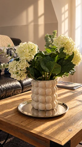 Hortensias blancs dans le salon — Gîte 4 personnes