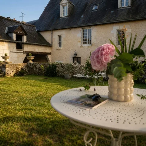 Table et hortensias au jardin — Espaces communs