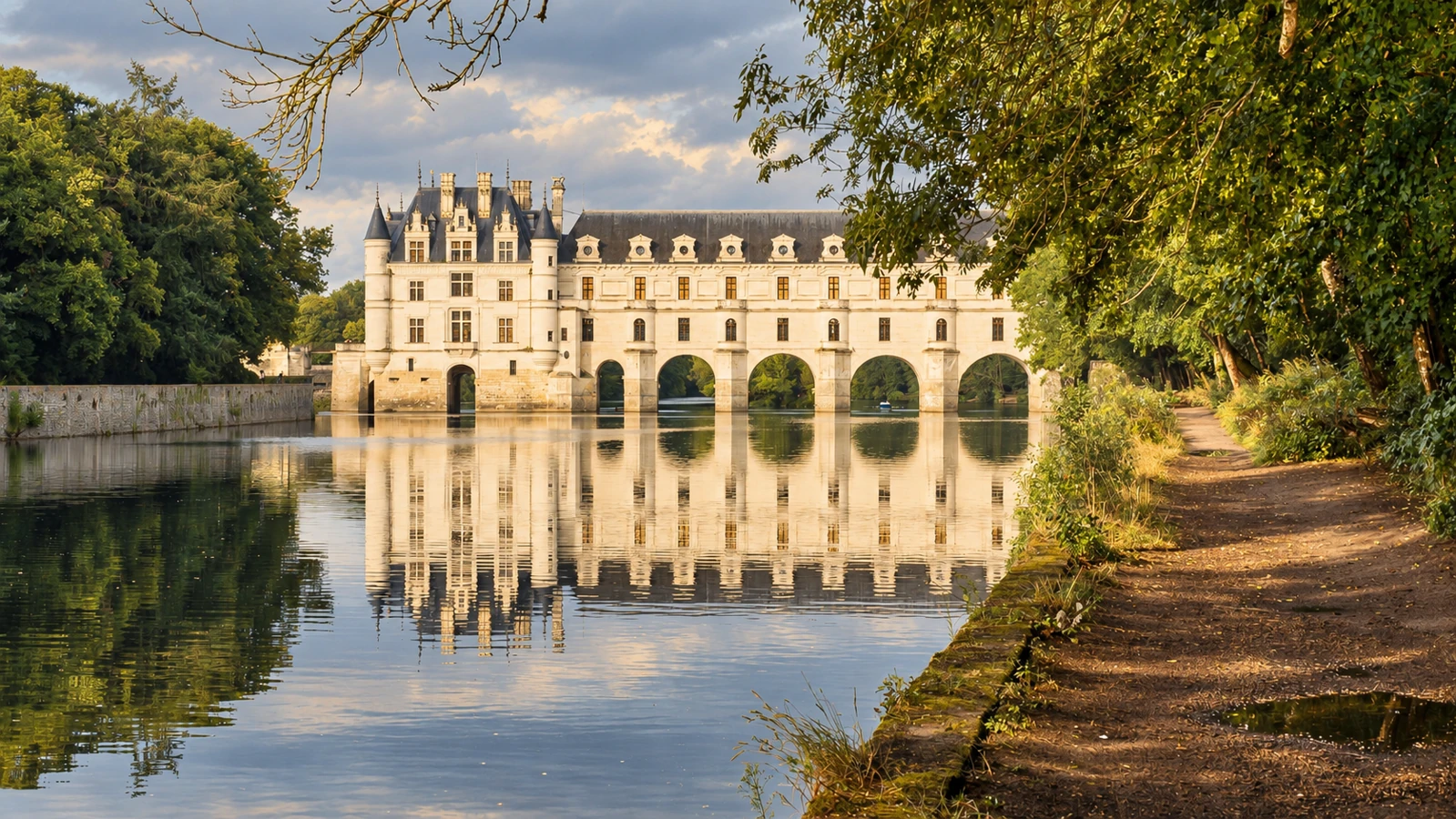 Le château de Chenonceau et ses arches se reflétant dans le Cher.