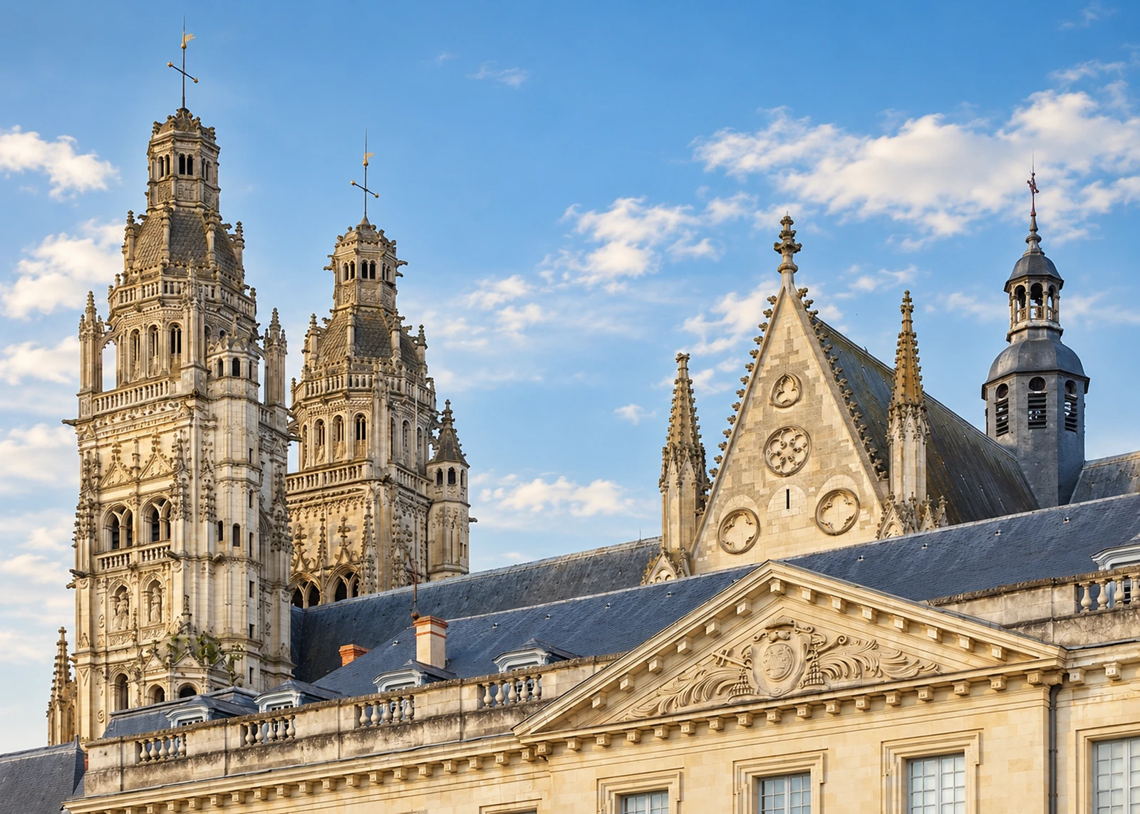 La façade principale et les deux tours de la cathédrale Saint-Gatien de Tours sous un ciel bleu.